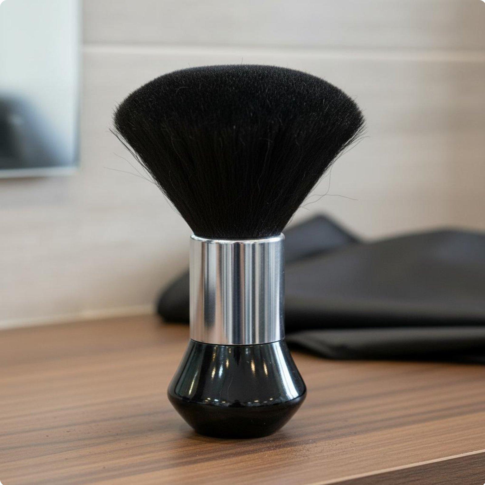 فرشاة احترافية لقص الشعر وعباء - مراجعة Home Barber وسعره
